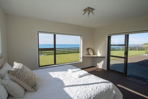 Wills On The Water Beachfront Apartment Apartment in New Plymouth