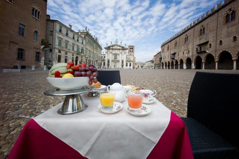 Restaurant/places to eat, Facade/entrance, View (from property/room), Food, Area and facilities, Breakfast