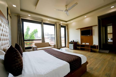 Bed, TV and multimedia, Living room, Seating area, Evening entertainment, Bedroom, air conditioner