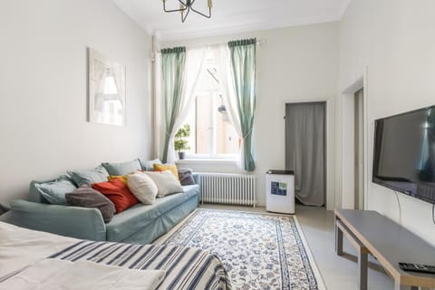 Bed, TV and multimedia, Living room, Photo of the whole room, Seating area, Evening entertainment, Bedroom