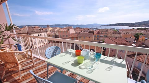 Facade/entrance, Balcony/Terrace, Sea view