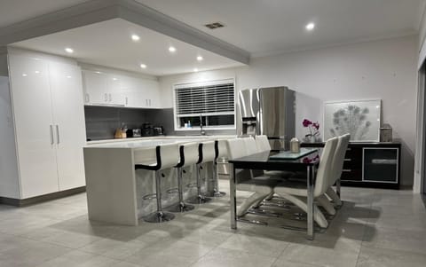 Gungahlin Luxe 5 Bedroom 2 Storey Home with Views Canberra Alquiler vacacional in Canberra