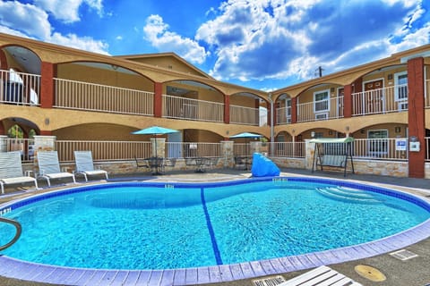 Property building, Day, Swimming pool