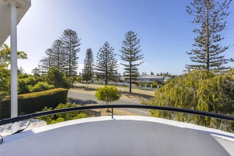 View (from property/room), Balcony/Terrace, Lounge or bar, Family