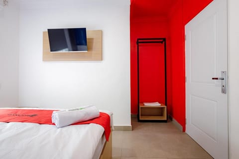 RedDoorz Plus at Jalan Gatot Subroto Jakarta Bed and Breakfast in South Jakarta City