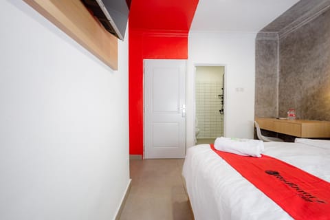 RedDoorz Plus at Jalan Gatot Subroto Jakarta Bed and Breakfast in South Jakarta City