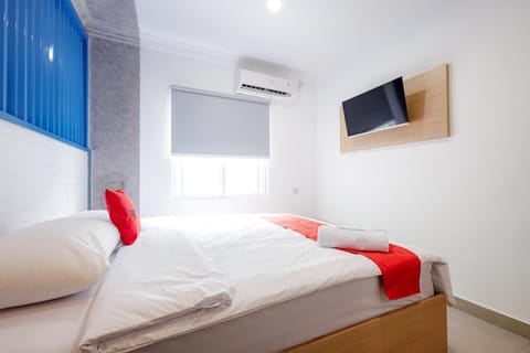 RedDoorz Plus at Jalan Gatot Subroto Jakarta Bed and Breakfast in South Jakarta City