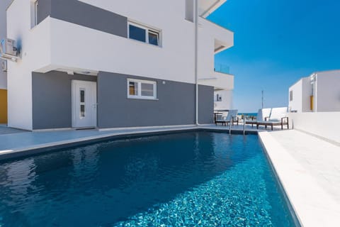 Merima 1 luxury ap with a pool Apartamento in Novalja