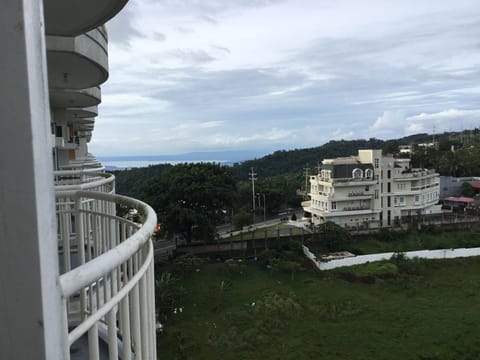 Condo with Free Swimming Pool & Viewing Deck Hotel in Tagaytay
