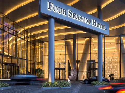 Four Seasons Hotel Guangzhou-Free Shuttle Bus to Canton Fair Complex & Overseas Buyer Registration Services during Canton Fair Period Hotel in Guangzhou