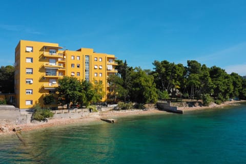 CAISA Classic Beachfront Apartment Condominio in Zadar