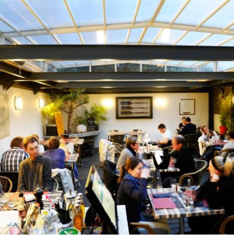 Restaurant/places to eat, group of guests