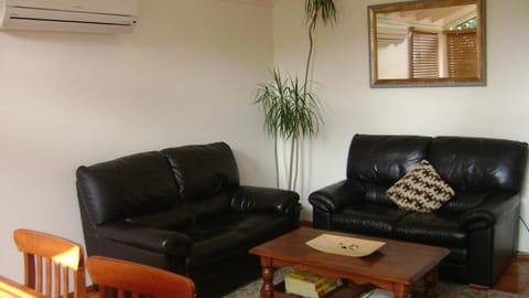 Accommodation Sydney North - Forestville 4 bedroom 2 bathroom house House in Sydney