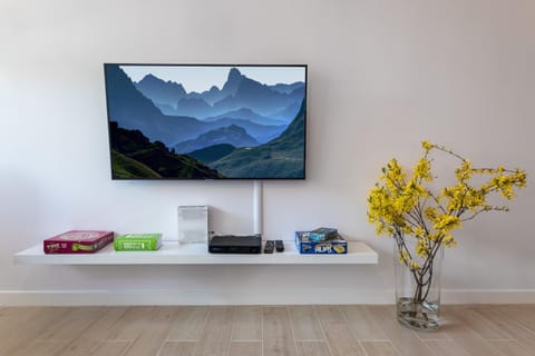 TV and multimedia, Living room, Decorative detail, Seating area