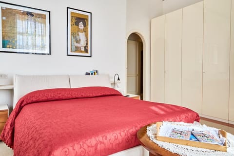 Suite Klimt P.zza Amedeo Bed and Breakfast in Naples