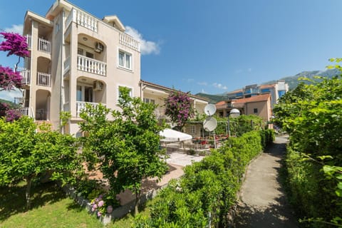 Property building, Facade/entrance, Neighbourhood, Garden view