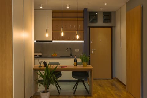 Kitchen or kitchenette, Dining area