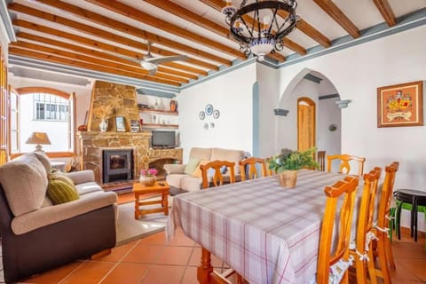 Living room, Seating area, Dining area, fireplace