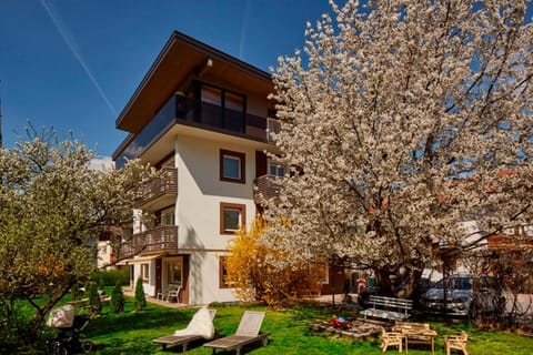 Facade/entrance, Spring, Day, BBQ facilities, Garden, Balcony/Terrace