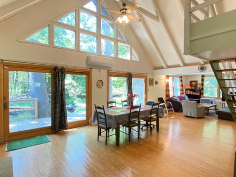 Secluded Chalet On Stream-Mins to Camelback Maison in Pocono Mountains