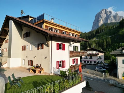 Property building, Garden, Balcony/Terrace, Mountain view