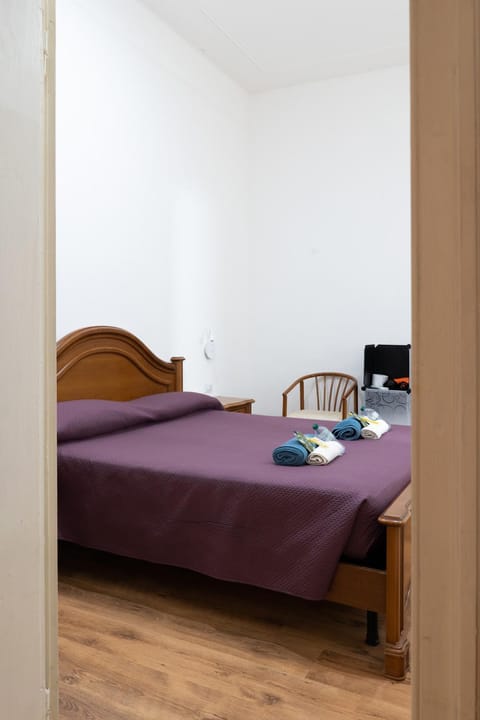 Bed, TV and multimedia, Photo of the whole room, Bedroom, towels