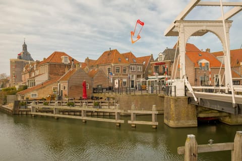 Facade/entrance, City view, Lake view