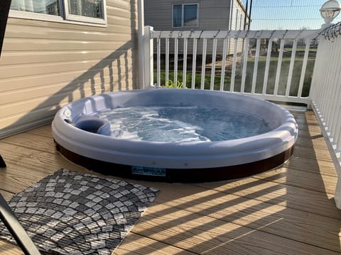 Relaxing Holiday Home with HOT TUB at Tattershall Lakes Campground/ 
RV Resort in Tattershall