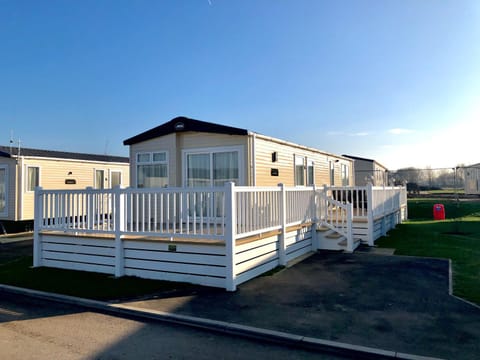 Relaxing Holiday Home with HOT TUB at Tattershall Lakes Campingplatz /
Wohnmobil-Resort in Tattershall