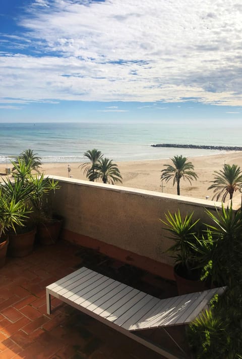 Spring, Off site, Natural landscape, BBQ facilities, Balcony/Terrace, Balcony/Terrace, Photo of the whole room, Beach, Beach, Sea view, Sunrise