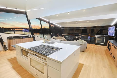 TV and multimedia, Kitchen or kitchenette, Seating area