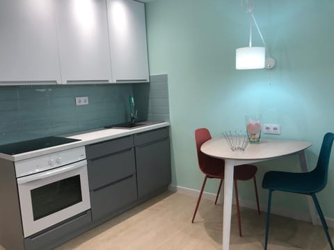 Kitchen or kitchenette, Dining area