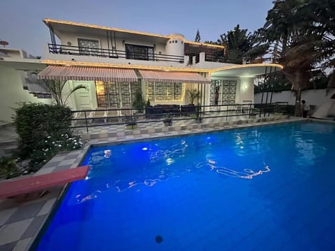 Property building, Balcony/Terrace, Swimming pool, Breakfast