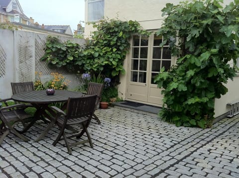 Facade/entrance, Garden, Balcony/Terrace