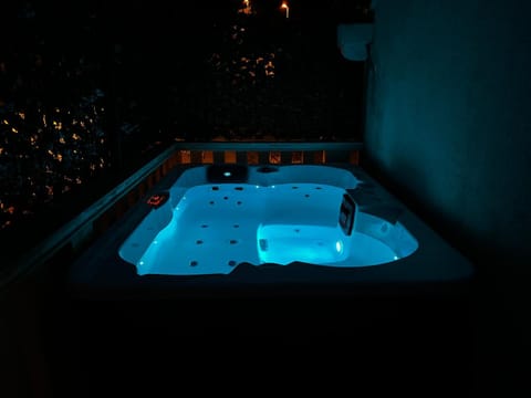 Night, Hot Tub