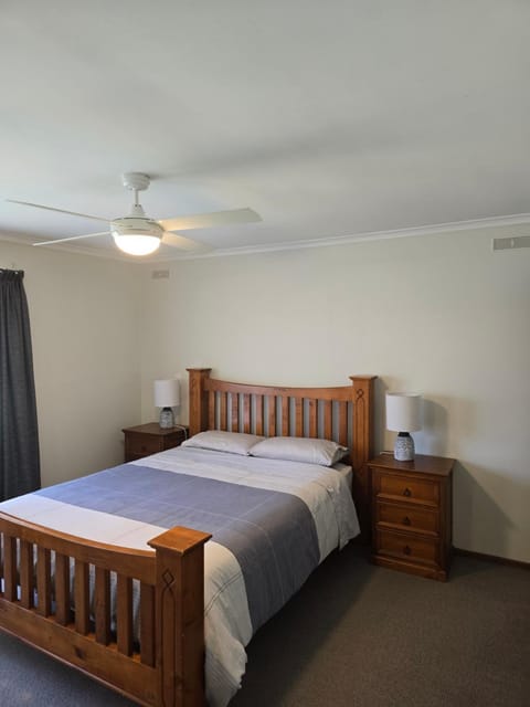 Bed, Photo of the whole room, fireplace