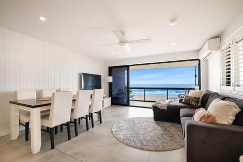 Absolute Beach Front Renovated 3 Bdrm 2 Bath App Eigentumswohnung in Surfers Paradise