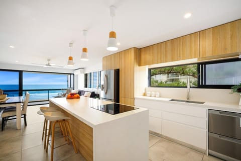 Absolute Beach Front Renovated 3 Bdrm 2 Bath App Eigentumswohnung in Surfers Paradise