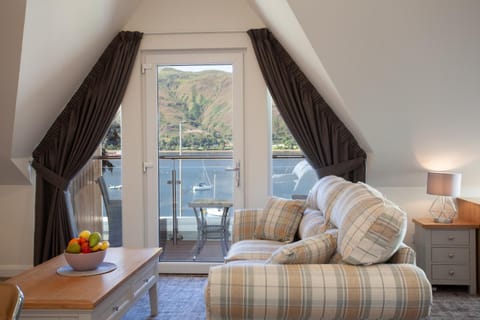 Bed, TV and multimedia, Living room, Photo of the whole room, Seating area, Bedroom