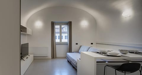 TV and multimedia, Kitchen or kitchenette, Living room, Seating area, Dining area