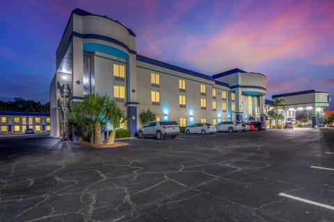 Clarion Inn & Suites Central Clearwater Beach Hotel in Tampa Bay