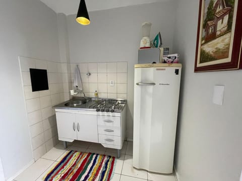 Kitchen or kitchenette, minibar, stove