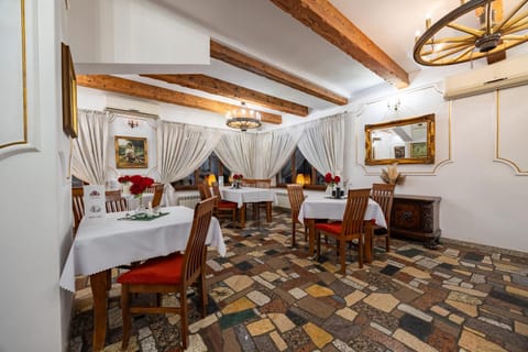 Restaurant/places to eat, Living room, Seating area, Dining area