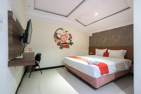 RedDoorz At Kutisari Surabaya Hotel in Surabaya