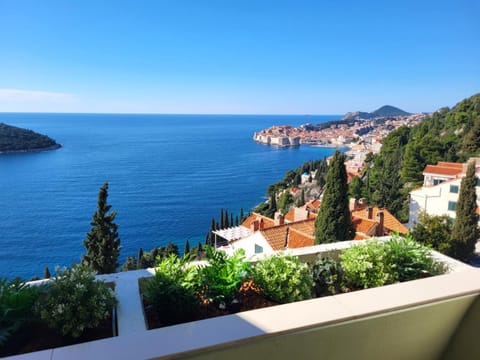 View (from property/room), Balcony/Terrace, City view, Sea view