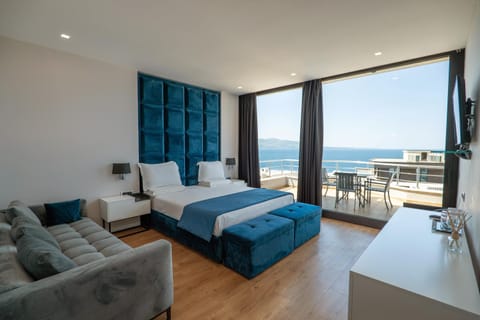 Bed, Natural landscape, TV and multimedia, View (from property/room), Balcony/Terrace, Living room, Photo of the whole room, Seating area, Bedroom, Sea view