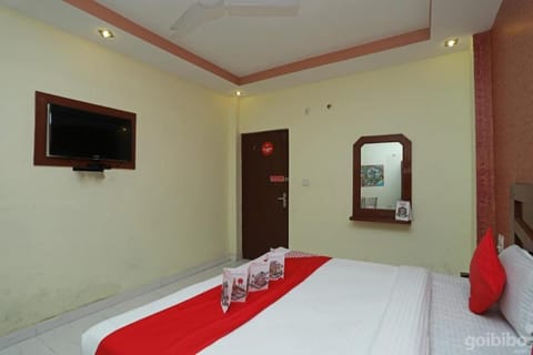 Communal lounge/ TV room, Bed, Bedroom