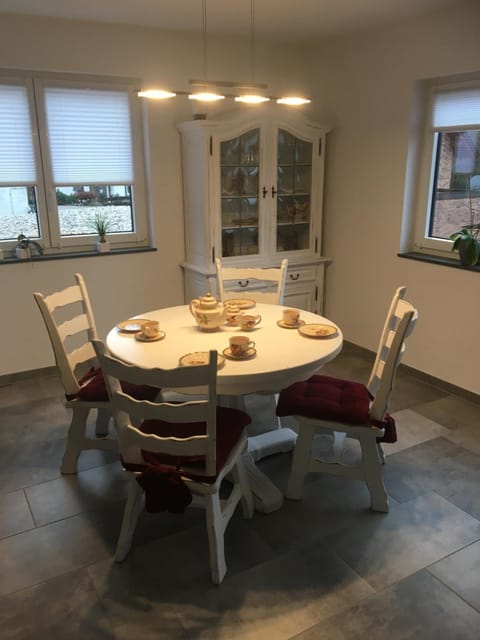 Food and drinks, Photo of the whole room, Dining area