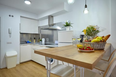 Kitchen or kitchenette, Dining area, Continental breakfast