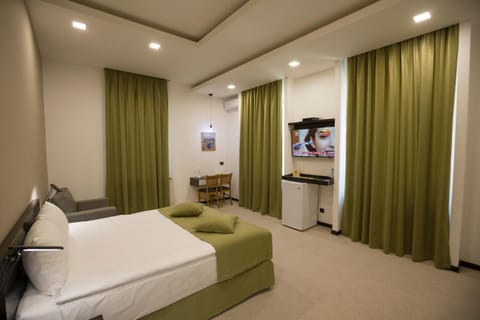 Bed, TV and multimedia, Bedroom